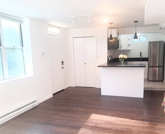 Cocina con electrodomésticos nuevos y encimera para comer. Hay un armario para abrigos junto a la cocina. - 9918 Tenbrook Dr