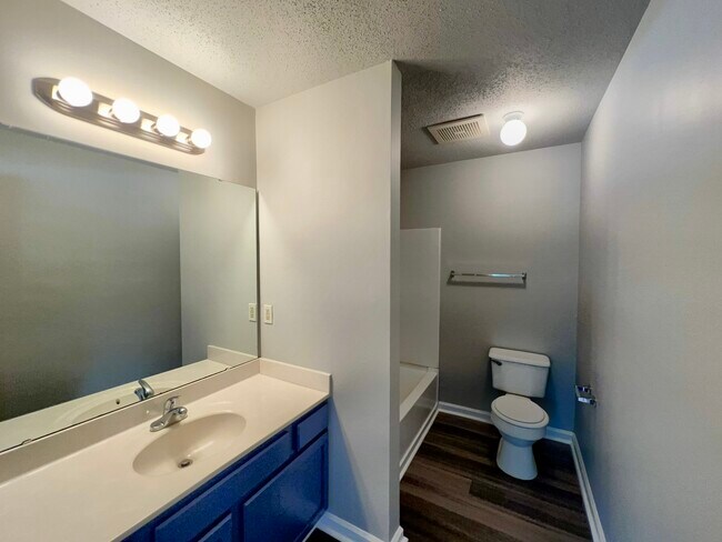 Building Photo - 4246 Villas Dr