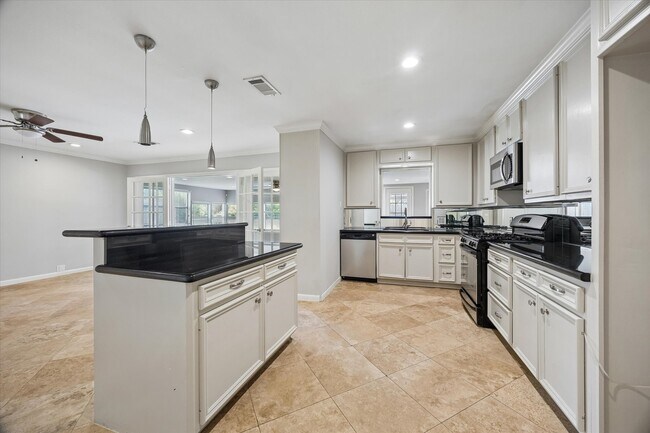 Building Photo - 8511 Bluegate St