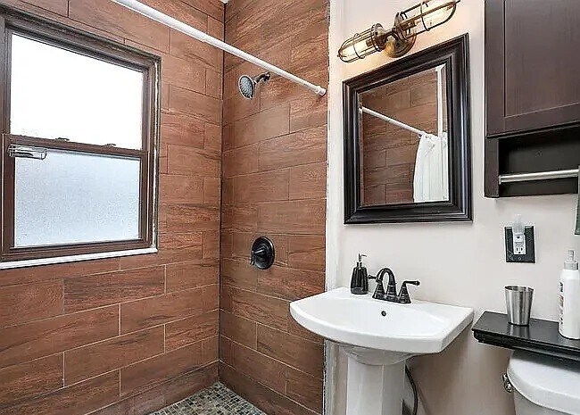 Baño - 613 Belmont St