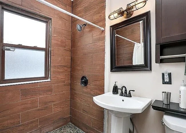 Bathroom - 613 Belmont St