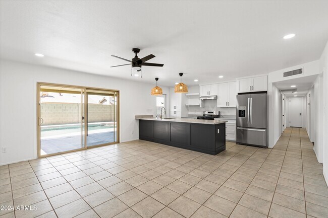 Building Photo - 2525 E La Jolla Dr