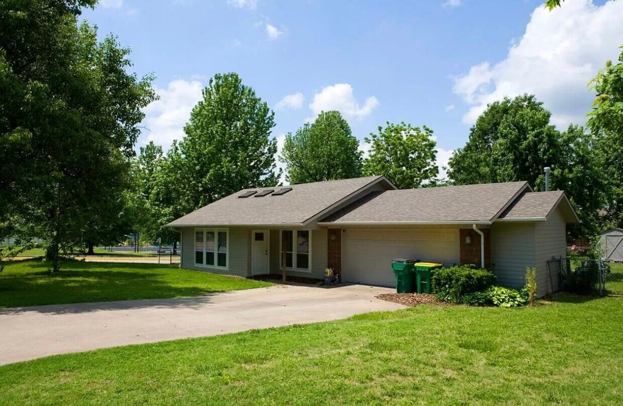 Primary Photo - Cute House in Springdale available May 1