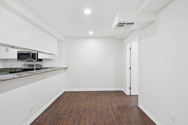 Foto del edificio - 21219 Roscoe Blvd