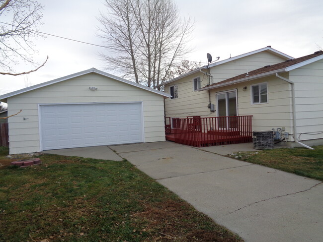 Building Photo - 4 Bedroom House with Newer Carpet and over...