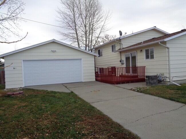 Foto del edificio - 4 Bedroom House with Newer Carpet and over...