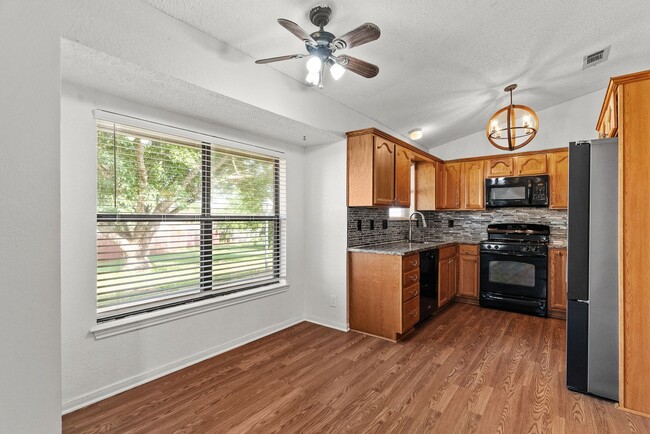 Foto del edificio - 4802 Canyon Cir