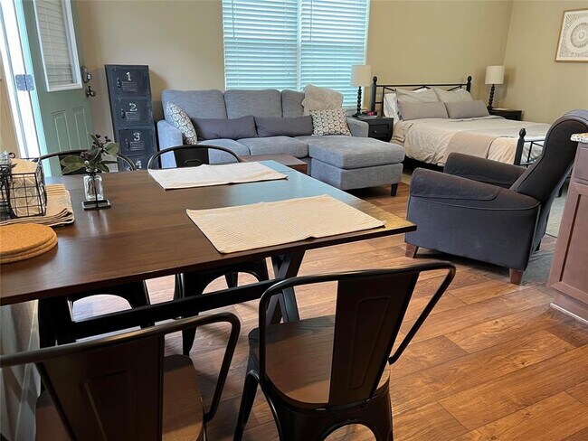 Foto del edificio - Modern Garage Apartment in Crestview Neighborhood!  Fully Furnished