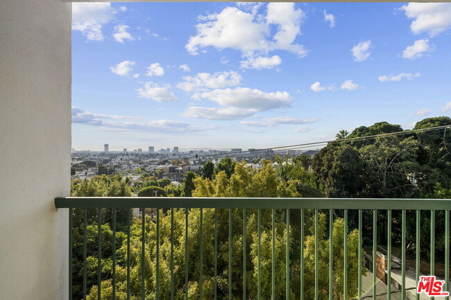 Foto del edificio - 8550 Holloway Dr