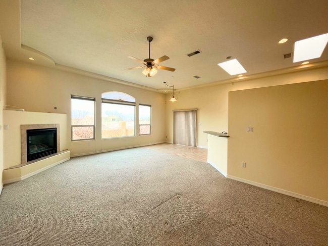 Building Photo - Large 3 Bedroom 2 Bathroom Home In The NE!