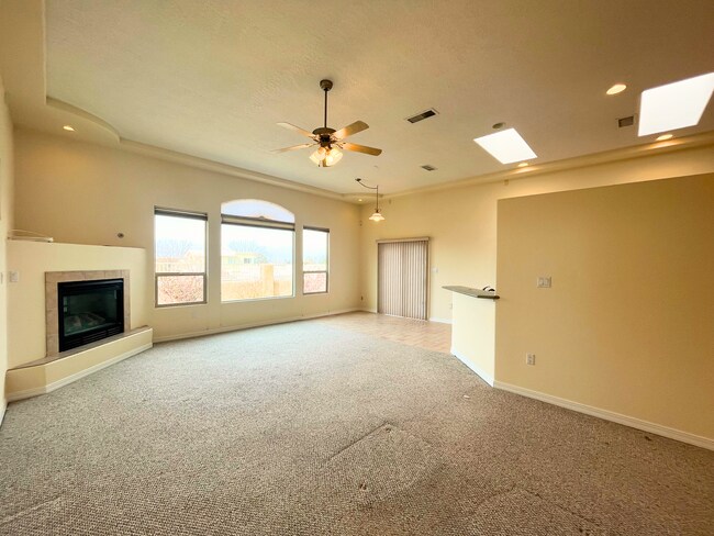 Foto del edificio - Large 3 Bedroom 2 Bathroom Home In The NE!