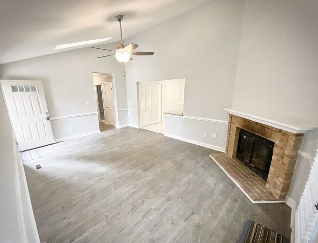 Building Photo - Beautifully Renovated 2 Bedroom 2 Bath in ...