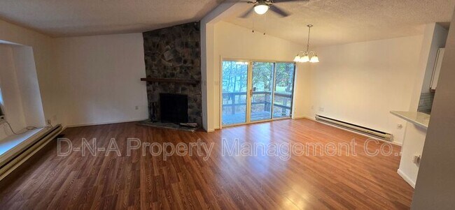 Foto del edificio - 211 Timber Hill Rd