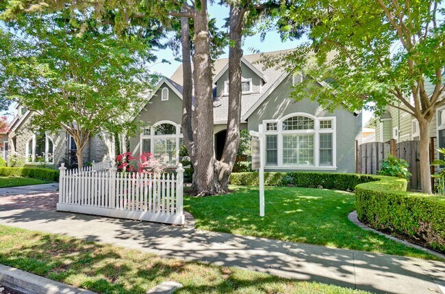 Foto del edificio - Stunning two-story spacious home on tranquil tree-lined street.