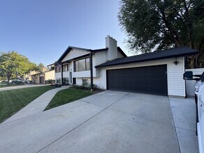 Building Photo - 11284 Sandy Creek Dr