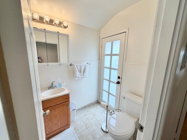 Building Photo - Beautiful 3 bed/1 bath unit in San Clemente