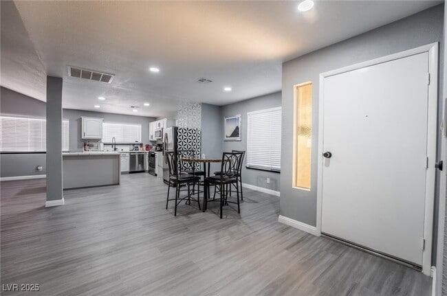 Foto del edificio - 7439 Trudy Ln