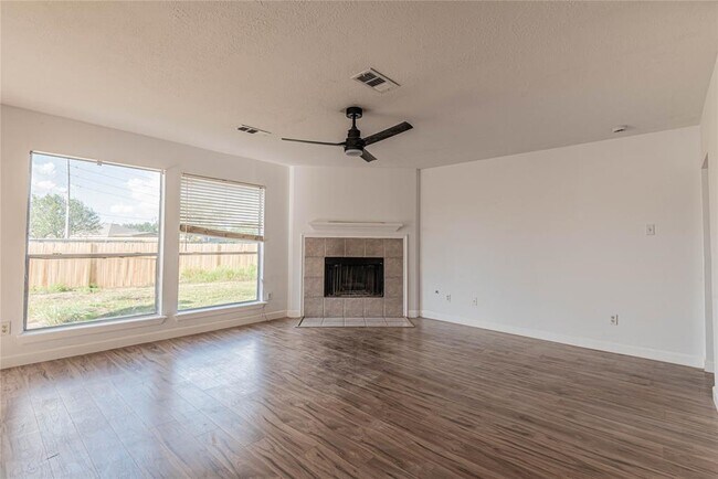 Foto del edificio - 1818 Quiet Hollow Dr