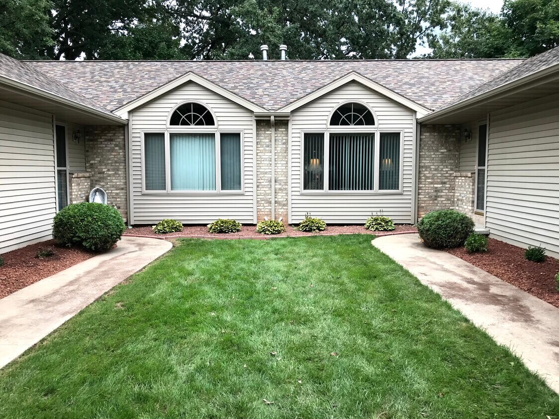Front Courtyard - 817 Thelosen Dr
