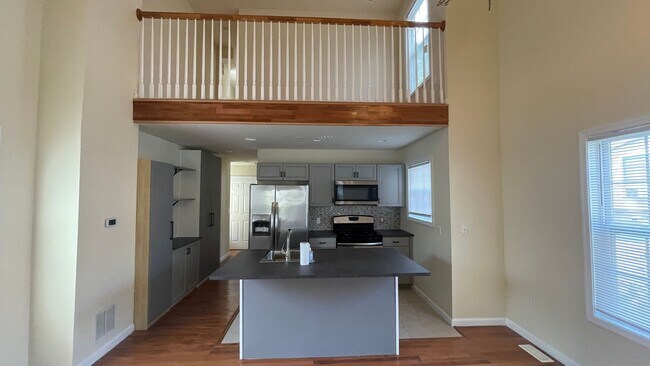 Building Photo - Newly Renovated 3 BR/ 2 BA + Office Single...