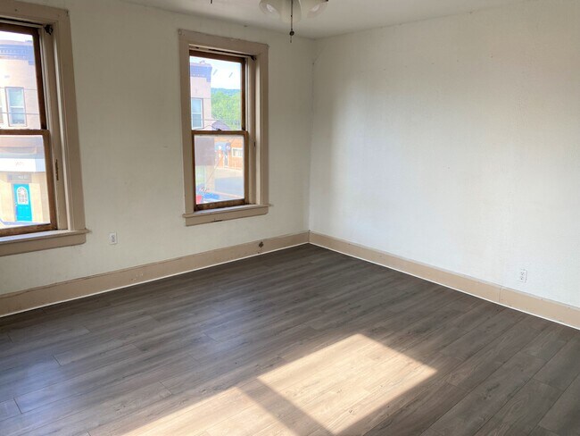 Foto del edificio - 920 W 5th St