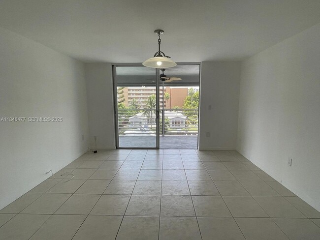 Foto del edificio - 3750 NE 169th St