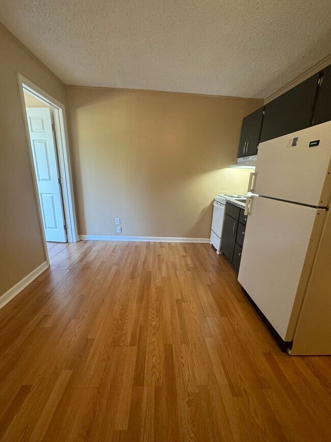 Building Photo - Leasing for 2024-2025! $1125 per month! Un...
