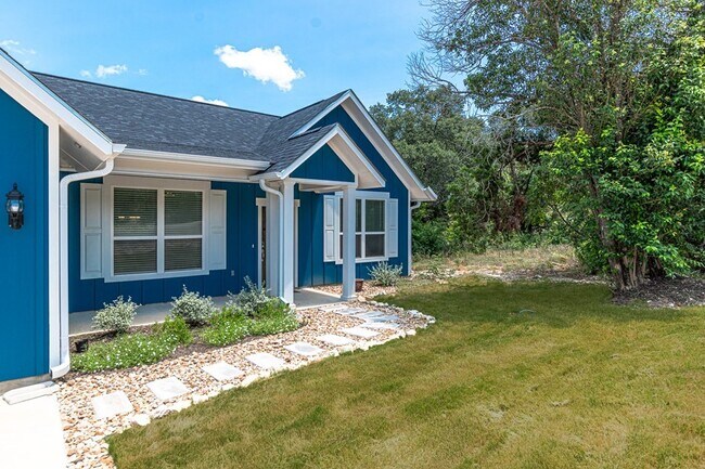 Building Photo - Charming Home In The Heart of Jonestown