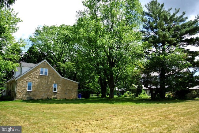Building Photo - 2050 Mt View Rd