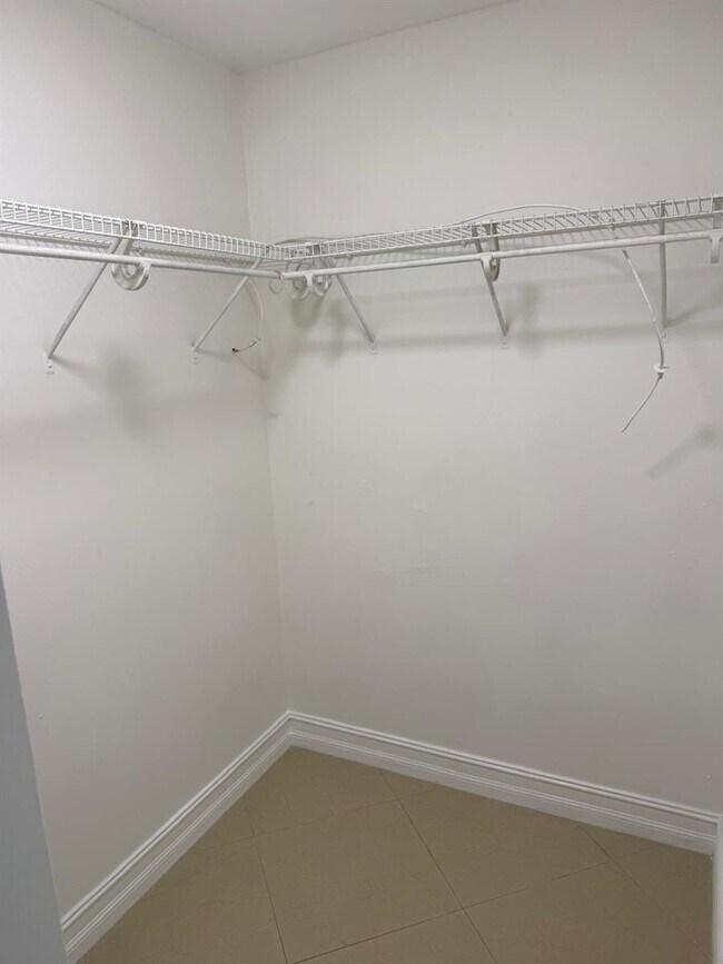 Foto del edificio - Tyler Street, Hollywood, FL 33024 - 3 BR 2 BA house