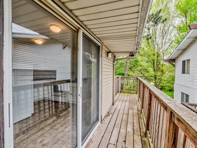 balcony - Oakhurst Apartments