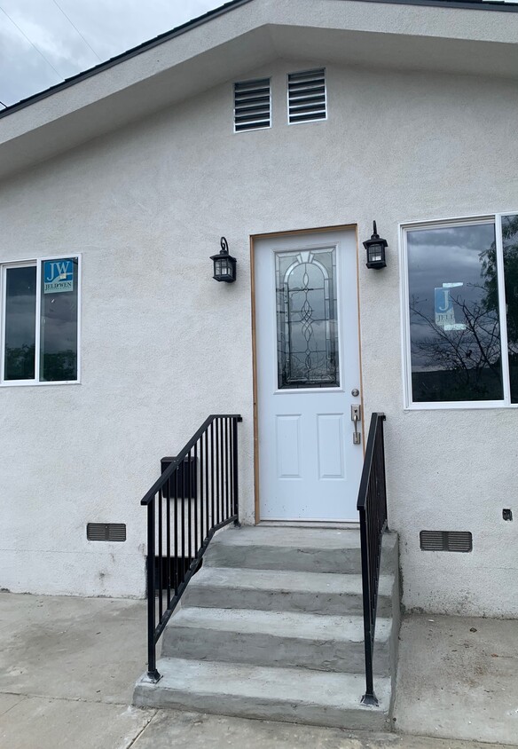 Primary Photo - 8148 Vantage Ave