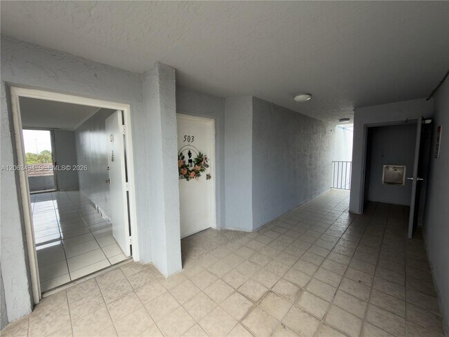 Foto del edificio - 8231 NW 8th St