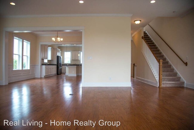Building Photo - 4 br, 3.5 bath House - 893 Peterson Street