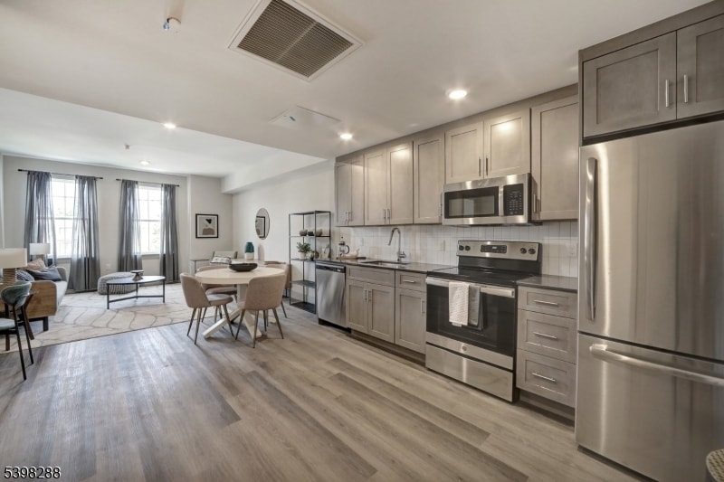 Foto principal - 548 Franklin Ave