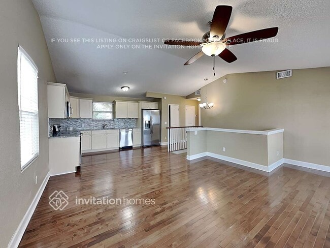 Building Photo - 410 4th St S