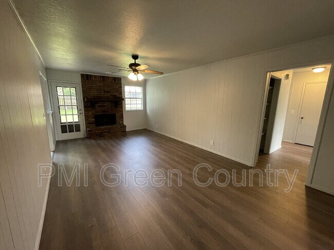 Foto del edificio - 9830 E 37th St