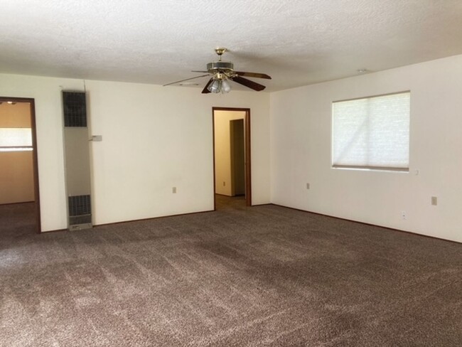 Building Photo - Spacious 2 bedrooms, 1.5 baths