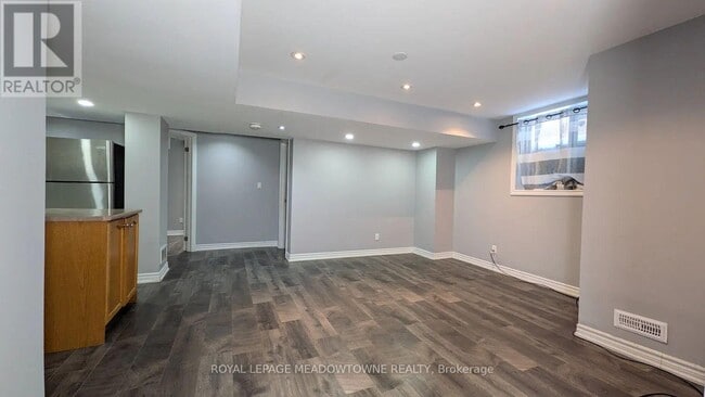 Building Photo - 259 Queen Mary Dr