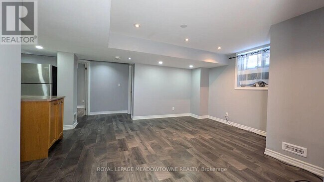 Photo du bâtiment - 259 Queen Mary Dr