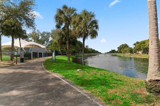 Foto del edificio - 16450 Miami Dr