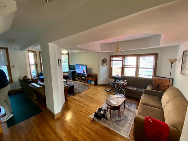 Foto del edificio - 3040 N Racine Ave