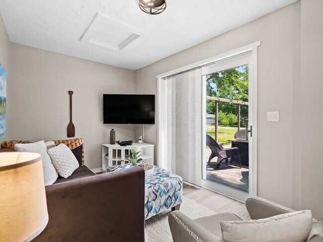 Building Photo - 7525 Lake Rd E