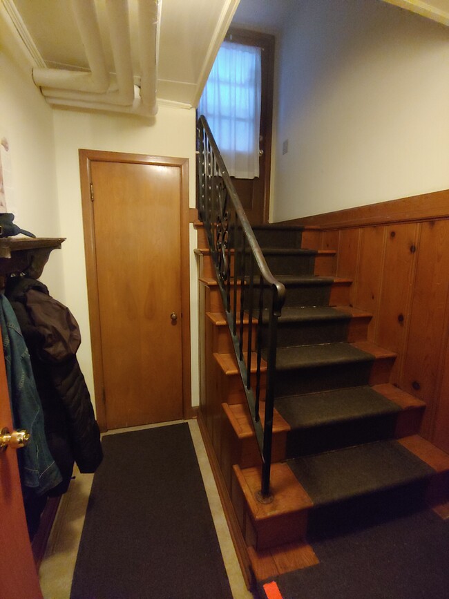 Private Entry / Storage - 1326 Drake St
