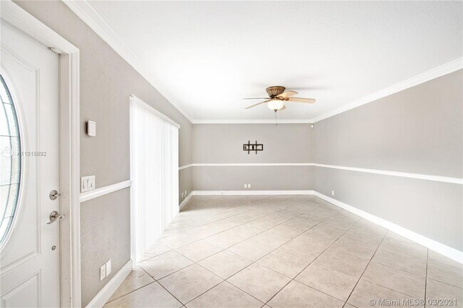Building Photo - 2559 Camelot Ct