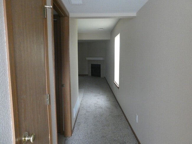 Building Photo - 3 Bedroom 2.5 bath Duplex in Blue Springs