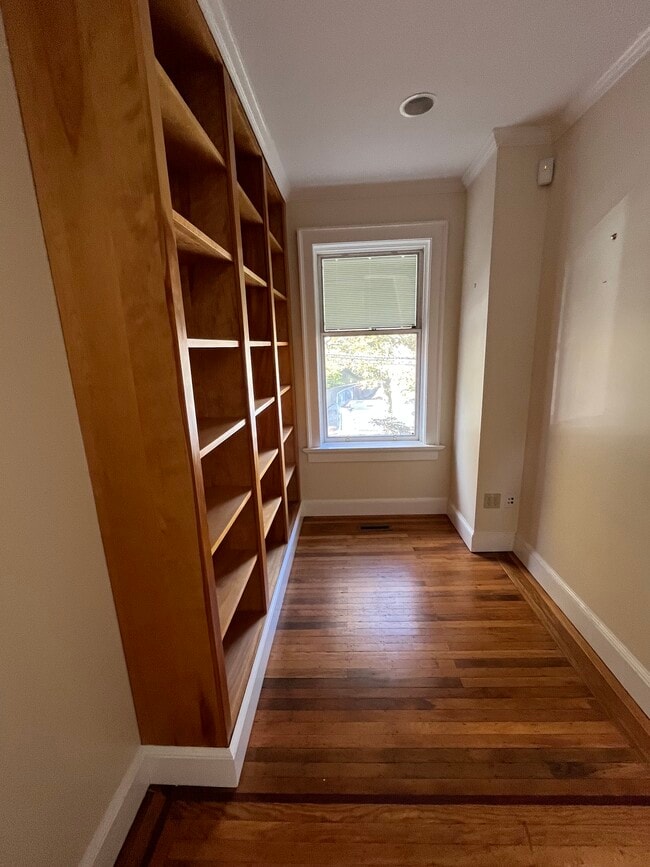 Building Photo - 409 Temple St