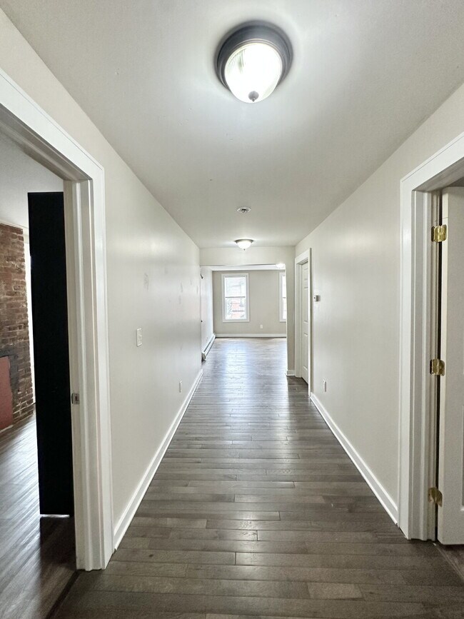Foto del edificio - Updated 3 Bedroom with Heat and Hot Water ...