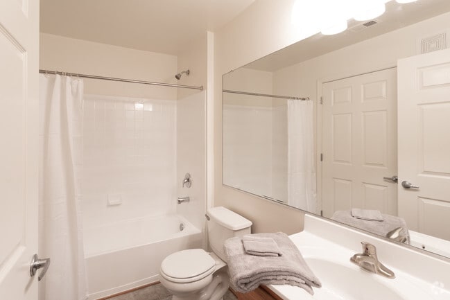 2BR, 2BA - 1,010 SF - Sanger Place