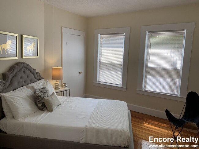 Building Photo - 27 Forest St